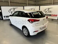 Usado Hyundai i20 84 CV (61 kW) 2016 Blanco Berlina