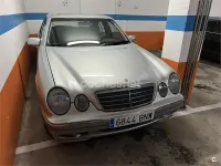 Usado Mercedes E220 Elegance 143 CV (105 kW) 2001 Gris / plata Berlina