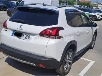 Usado Peugeot 2008 Allure 120 CV (88 kW) 2018 Blanco SUV