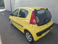 Usado Peugeot 107 54 CV (39 kW) 2009 Amarillo Utilitario