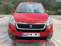 Usado Peugeot Partner Tepee Active 100 CV (73 kW) 2016 Rojo Monovolumen
