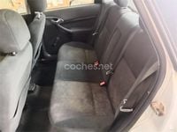 Usado Ford Focus Ambiente 100 CV (73 kW) 2000 Gris / plata Berlina