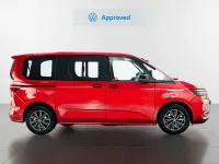 Usado VW Multivan Life 177 CV (130 kW) 2025 Rojo Monovolumen