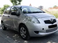 Usado Toyota Yaris 90 CV (66 kW) 2007 Gris / plata Utilitario
