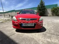 Usado Hyundai i30 Comfort 90 CV (66 kW) 2009 Rojo Familiar