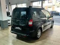 Usado Ford Tourneo Courier Trend 100 CV (73 kW) 2016 Negro Monovolumen