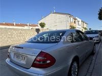 Usado Mercedes E270 Avantgarde 177 CV (130 kW) 2004 Gris / plata Berlina