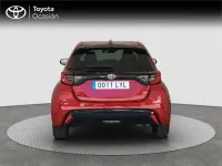 Usado Toyota Yaris Hybrid Plus 116 CV (85 kW) 2022 Rojo Monovolumen