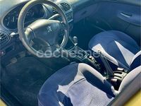 Usado Peugeot 206 70 CV (51 kW) 2003 Amarillo Berlina