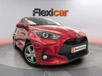 Usado Toyota Yaris Hybrid Active 116 CV (85 kW) 2025 Rojo Berlina