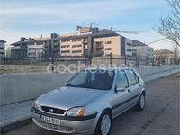 Usado Ford Fiesta Trend 60 CV (44 kW) 2002 Gris / plata Utilitario
