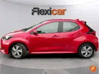 Usado Toyota Yaris Hybrid Active 116 CV (85 kW) 2024 Rojo