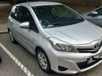 Usado Toyota Yaris Active 69 CV (50 kW) 2013 Gris Utilitario