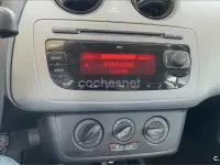 Usado Seat Ibiza Reference 90 CV (66 kW) 2012 Rojo Berlina