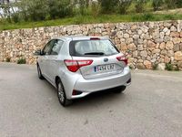 Usado Toyota Yaris Hybrid Active 100 CV (73 kW) 2019 Gris / plata Berlina