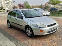 Usado Ford Focus Ambiente 100 CV (73 kW) 2000 Gris / plata Familiar