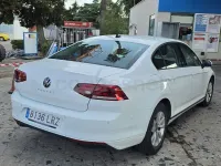 Usado VW Passat 122 CV (89 kW) 2022 Blanco Familiar