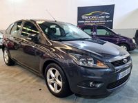 Usado Ford Focus Trend 109 CV (80 kW) 2010 Gris / plata Berlina
