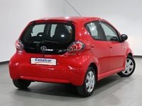 Usado Toyota Aygo 68 CV (50 kW) 2010 Rojo Utilitario