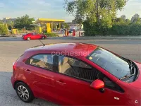 Usado Kia Rio 84 CV (61 kW) 2016 Rojo Utilitario