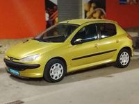 Usado Peugeot 206 68 CV (50 kW) 2004 Amarillo Utilitario
