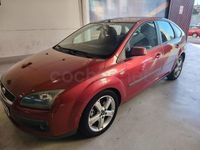 Usado Ford Focus Ghia 115 CV (84 kW) 2006 Granate Berlina