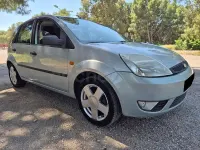 Usado Ford Fiesta Trend 100 CV (73 kW) 2004 Gris / plata Utilitario