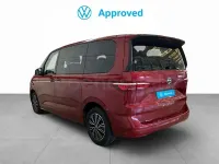 Usado VW Multivan Life 150 CV (110 kW) 2025 Rojo Monovolumen