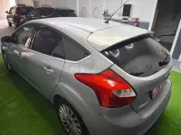 Usado Ford Focus Titanium 163 CV (119 kW) 2014 Gris / plata Berlina
