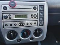 Usado Ford Fiesta Trend 68 CV (50 kW) 2005 Rojo Utilitario