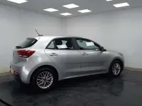 Usado Kia Rio Urban 84 CV (61 kW) 2020 Gris Berlina