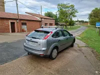 Usado Ford Focus Trend 109 CV (80 kW) 2005 Gris / plata Berlina