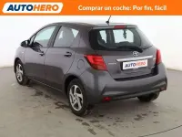 Usado Toyota Yaris Hybrid Active 99 CV (72 kW) 2017 Gris Utilitario