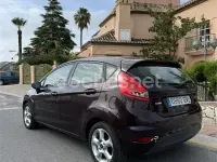 Usado Ford Fiesta Trend 68 CV (50 kW) 2010 Violeta / lila Berlina