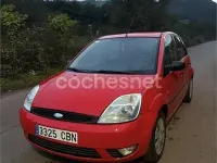 Usado Ford Fiesta Ghia 80 CV (58 kW) 2002 Rojo Utilitario