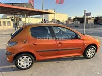 Usado Peugeot 206 75 CV (55 kW) 1999 Naranja Utilitario