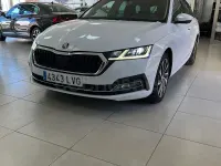 Usado Skoda Octavia Selection 150 CV (110 kW) 2022 Blanco Familiar