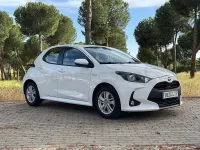 Usado Toyota Yaris Hybrid Active 116 CV (85 kW) 2022 Blanco Berlina