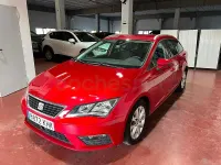 Usado Seat Leon Style 110 CV (80 kW) 2018 Rojo Familiar