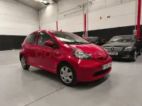Usado Toyota Aygo 54 CV (39 kW) 2007 Rojo Utilitario