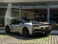 Usado Ferrari SF90 1001 CV (736 kW) 2023 Gris metalizado Descapotable