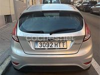 Usado Ford Fiesta Trend 82 CV (60 kW) 2013 Gris / plata Berlina