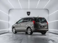 Usado Peugeot 5008 Style 120 CV (88 kW) 2017 Gris / plata Monovolumen