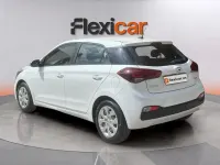Usado Hyundai i20 75 CV (55 kW) 2018 Blanco Berlina