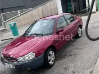 Usado Ford Mondeo Ambiente 115 CV (84 kW) 2000 Rojo Berlina
