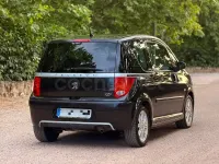 Usado Peugeot 1007 110 CV (80 kW) 2006 Negro Monovolumen