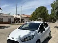 Usado Ford Fiesta Trend 100 CV (73 kW) 2013 Blanco Utilitario