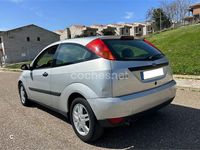 Usado Ford Focus Trend 100 CV (73 kW) 2002 Gris / plata Berlina