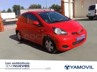 Usado Toyota Aygo 68 CV (50 kW) 2009 Rojo Utilitario