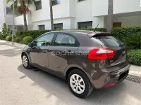 Usado Kia Rio 85 CV (62 kW) 2011 Marrón Berlina